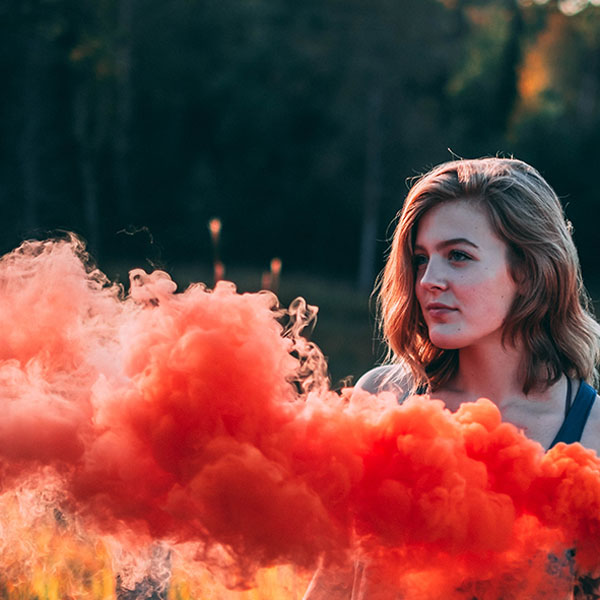 80021-smoke-device-red-rode-rookbom-rookfakkels-belgië-rode-rook-met-strijkkop-rode-rookfakkel-vulcan-europe-red-smoke-unsplash-picture